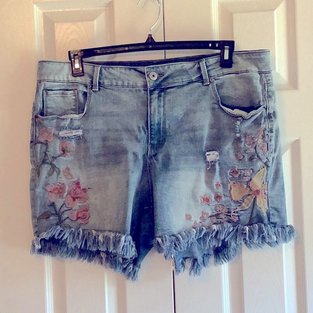 Jean shorts with frayed hem, distressed with floral detailing by Terra & Sky